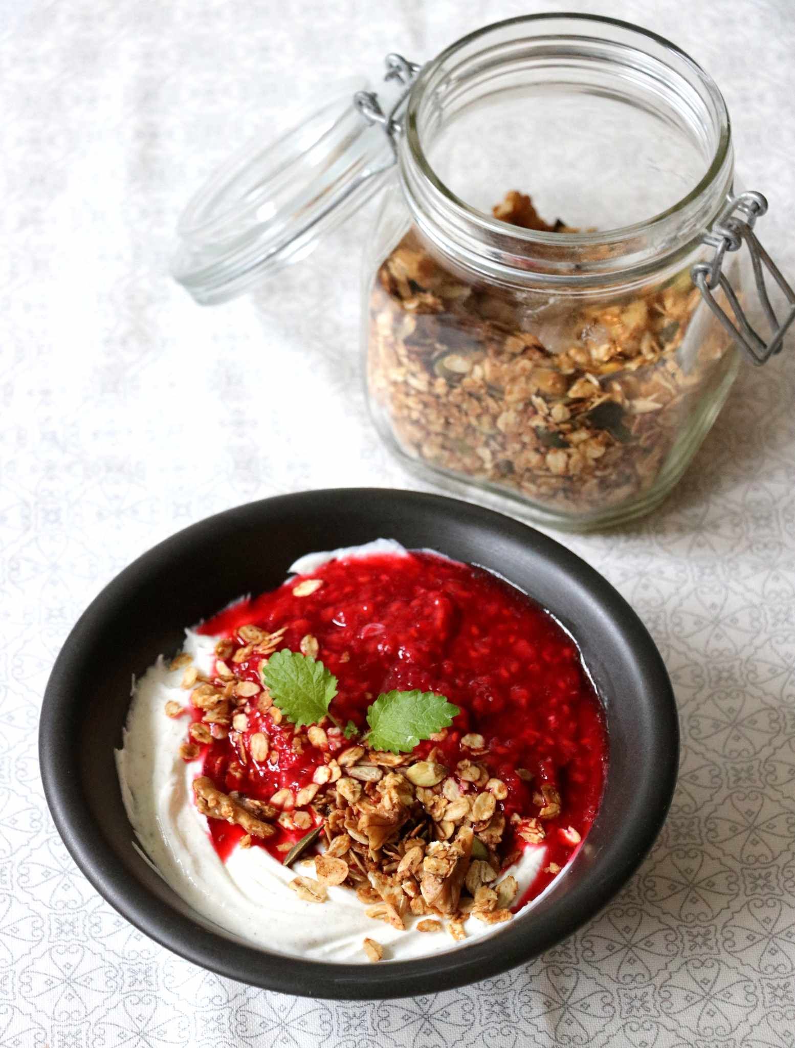 Frukostskål med varme bringebær