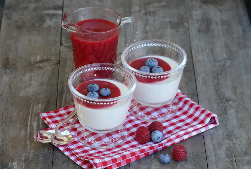 Sunn yoghurt panna cotta med jordbær- og bringebærsaus