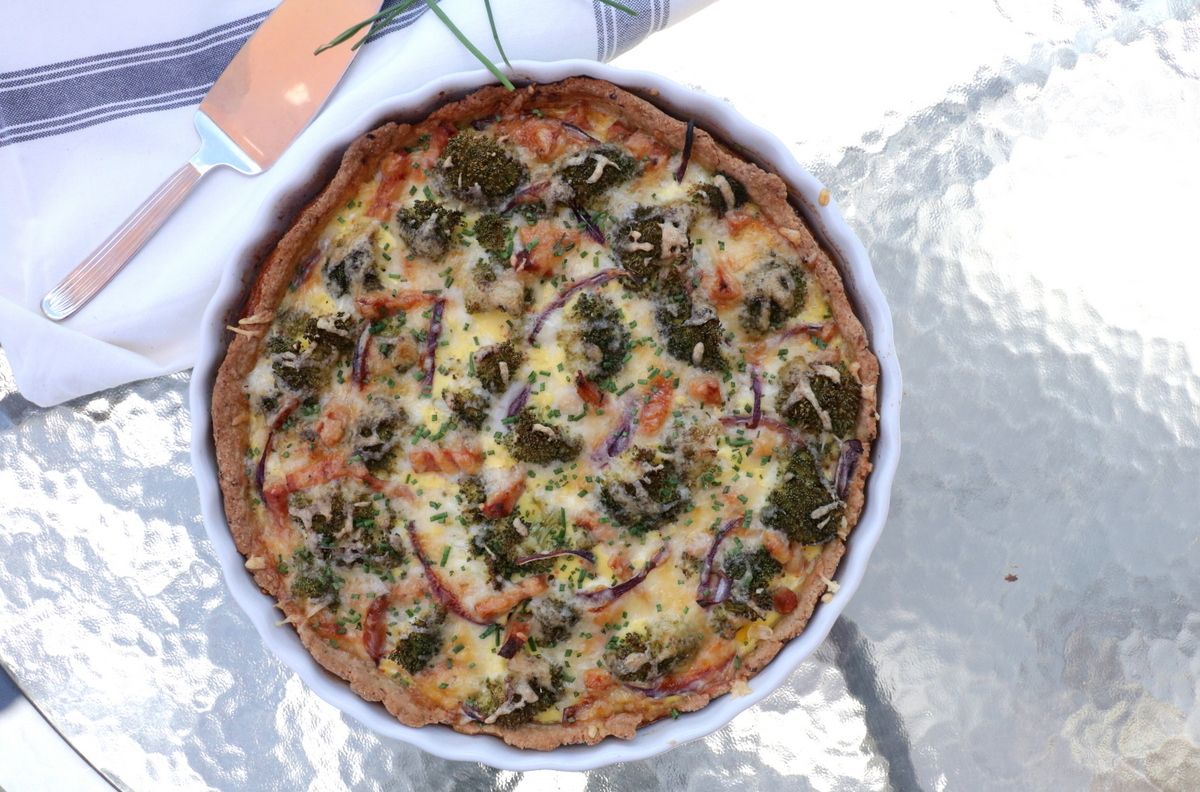 Grov middagspai med kylling, bacon & brokkoli