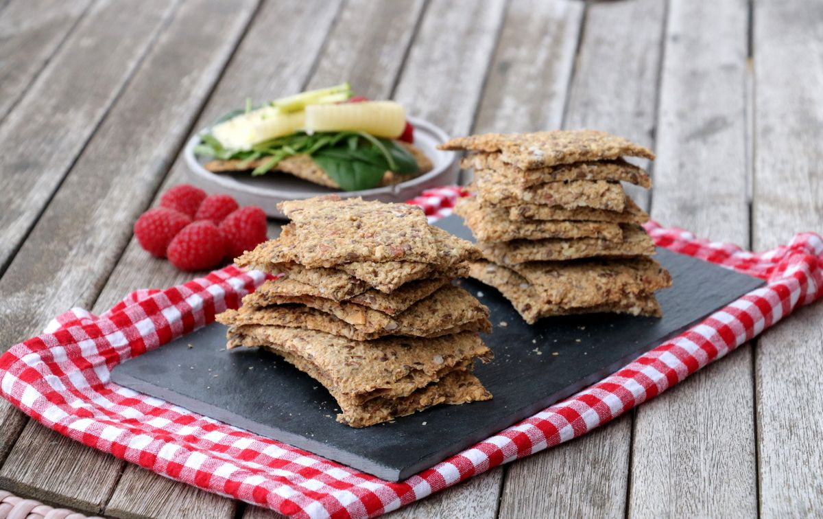 Knekkebrød med havre, mandler og linfrø