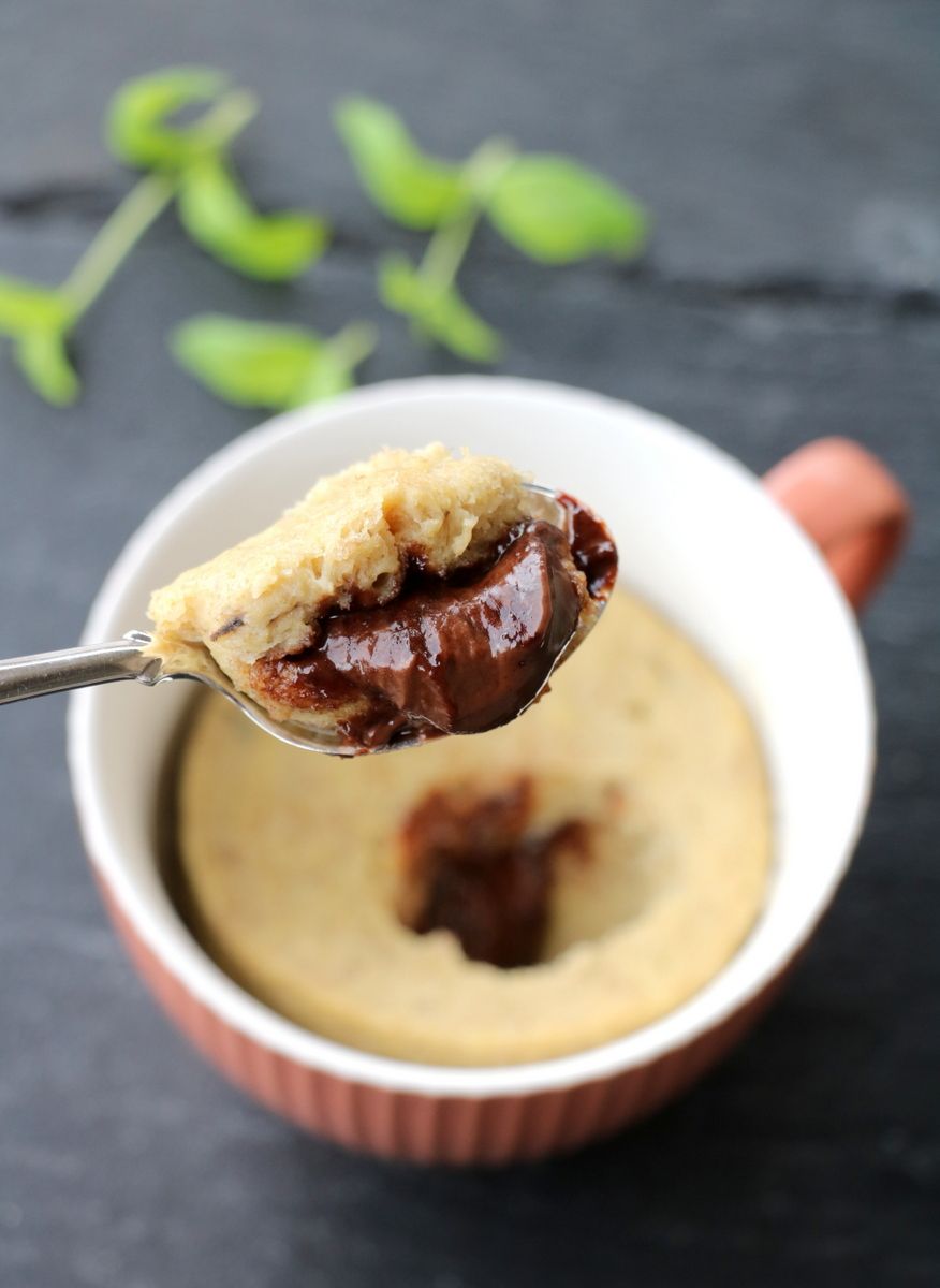 Sunn banankake i kopp med flytande sjokoladekjerne