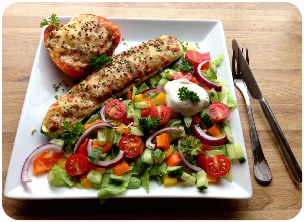 Fylte grønnsaker med frisk salat