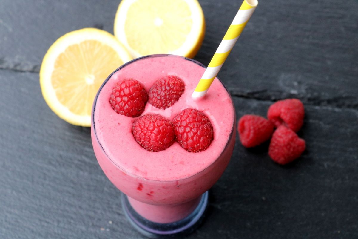 Syrlig bringebærsmoothie