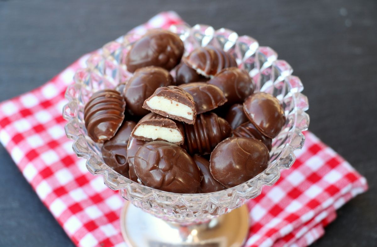 Slik lager du sukkerfri påskeegg – sjokoladekonfekt med krema melkefyll