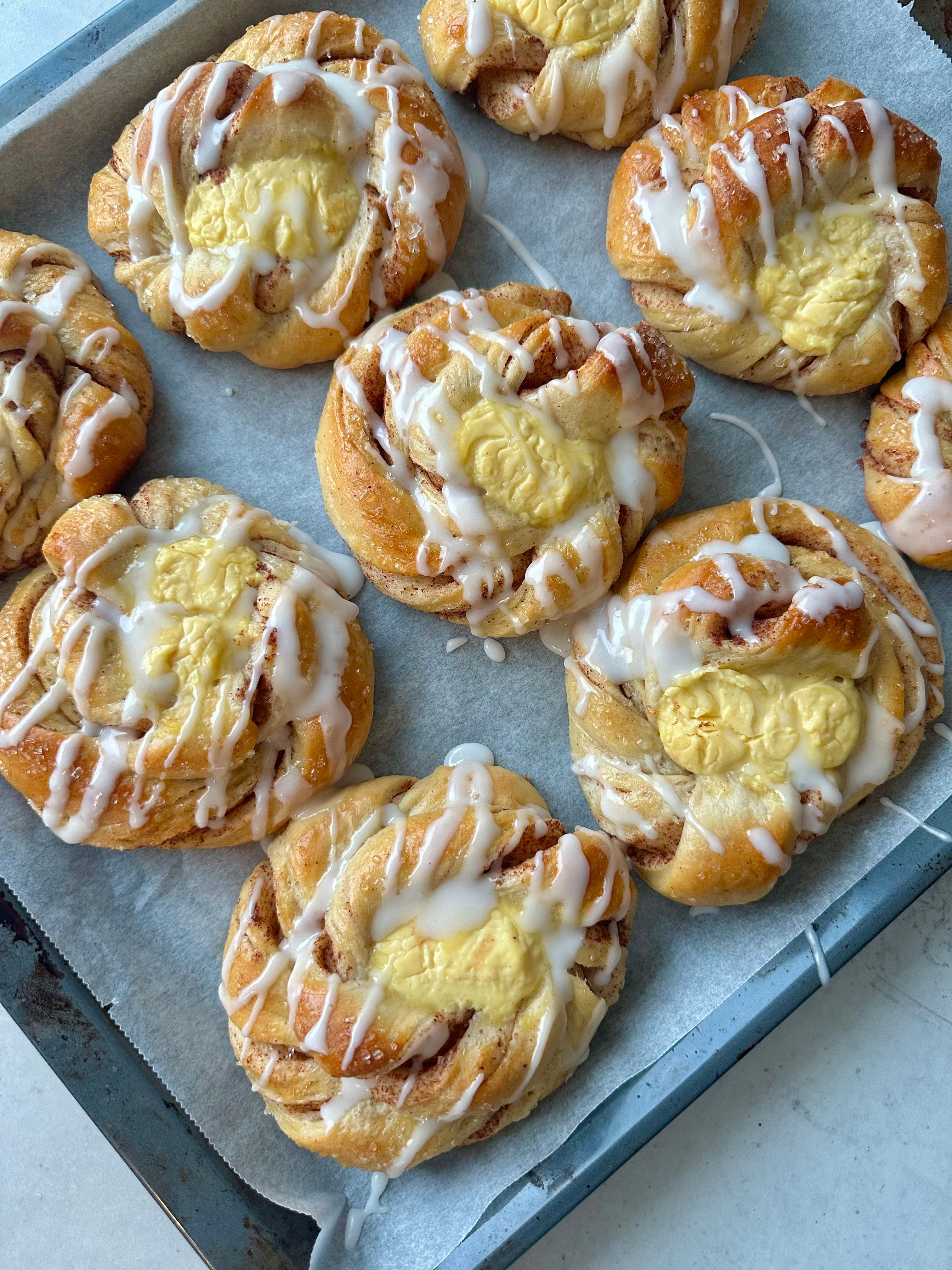 Kanelknuter med vaniljekrem