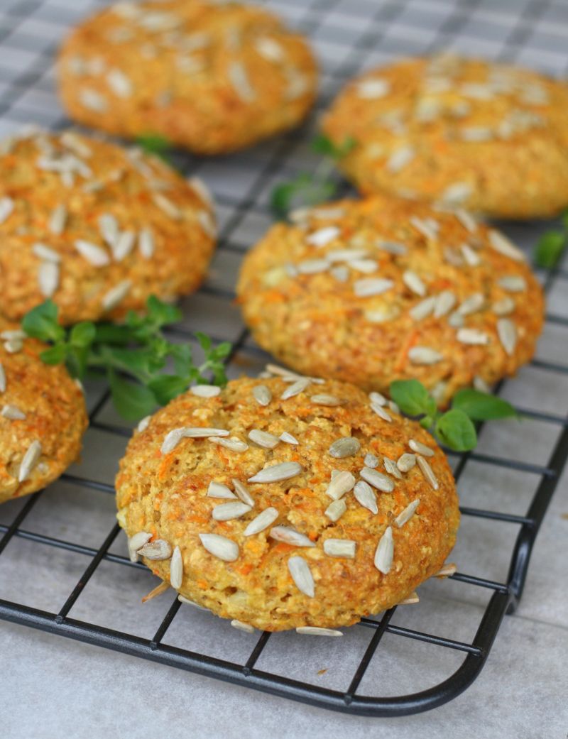 Proteinrike havre- og gulrotrundstykker