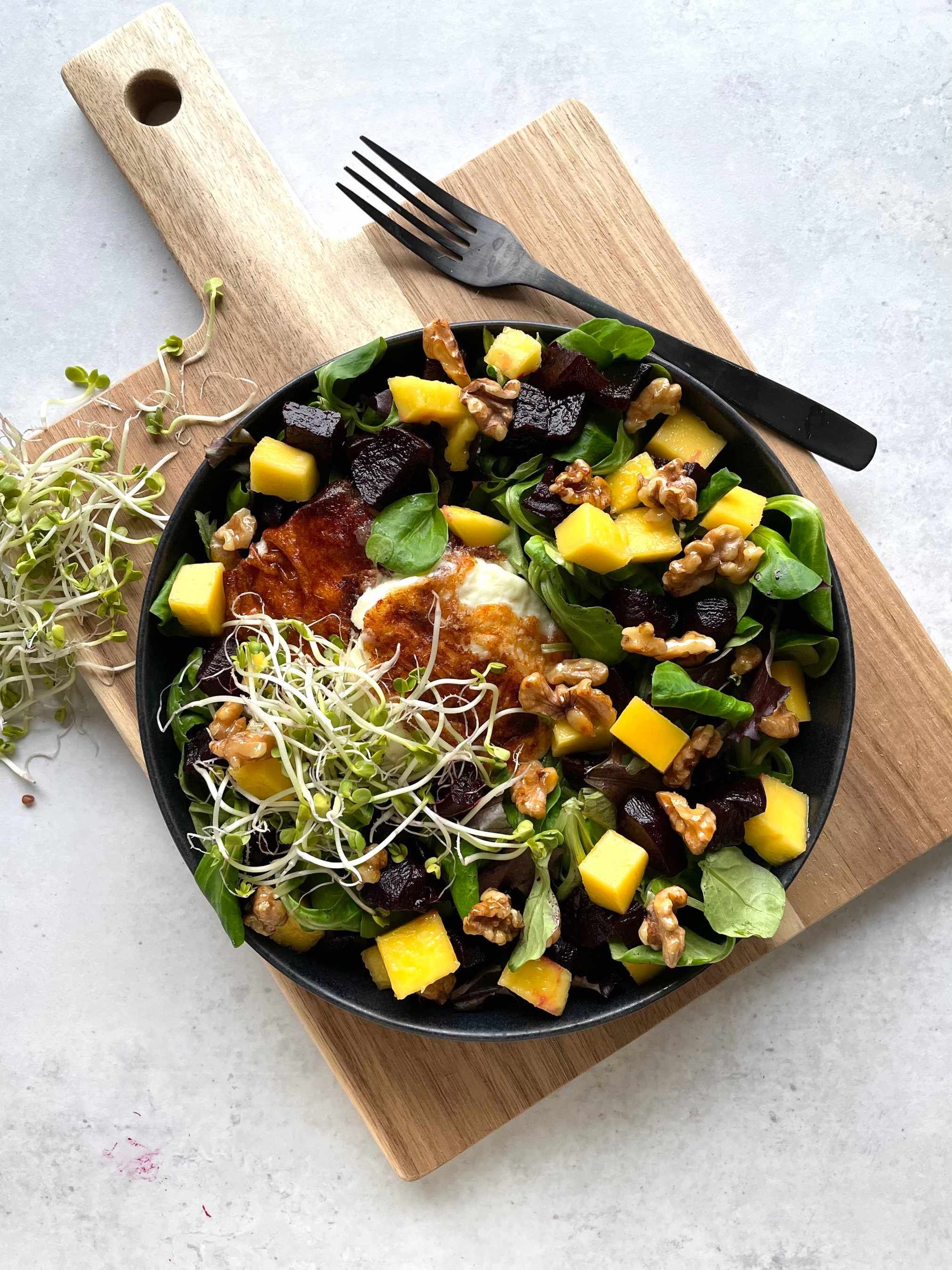 Nydelig salat med bakte rødbeter, honningrista valnøtter & Middagsost