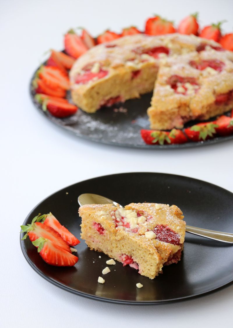 Sukkerfri vaniljekake med jordbær og kvit sjokolade