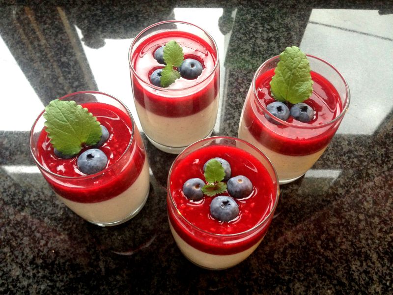 Sukkerfri panna cotta med bringebærcoulis