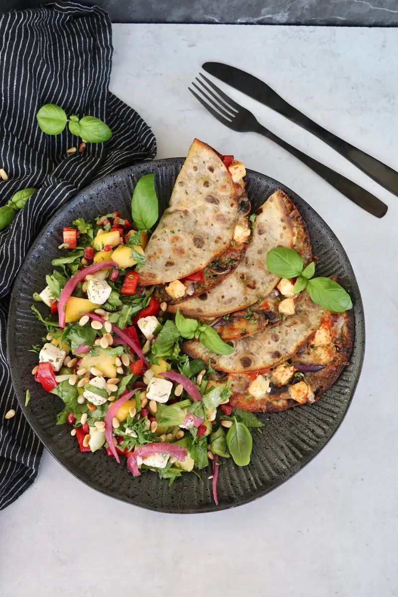 Quesedilla med pesto, reste-grønnsaker og dobbel ost