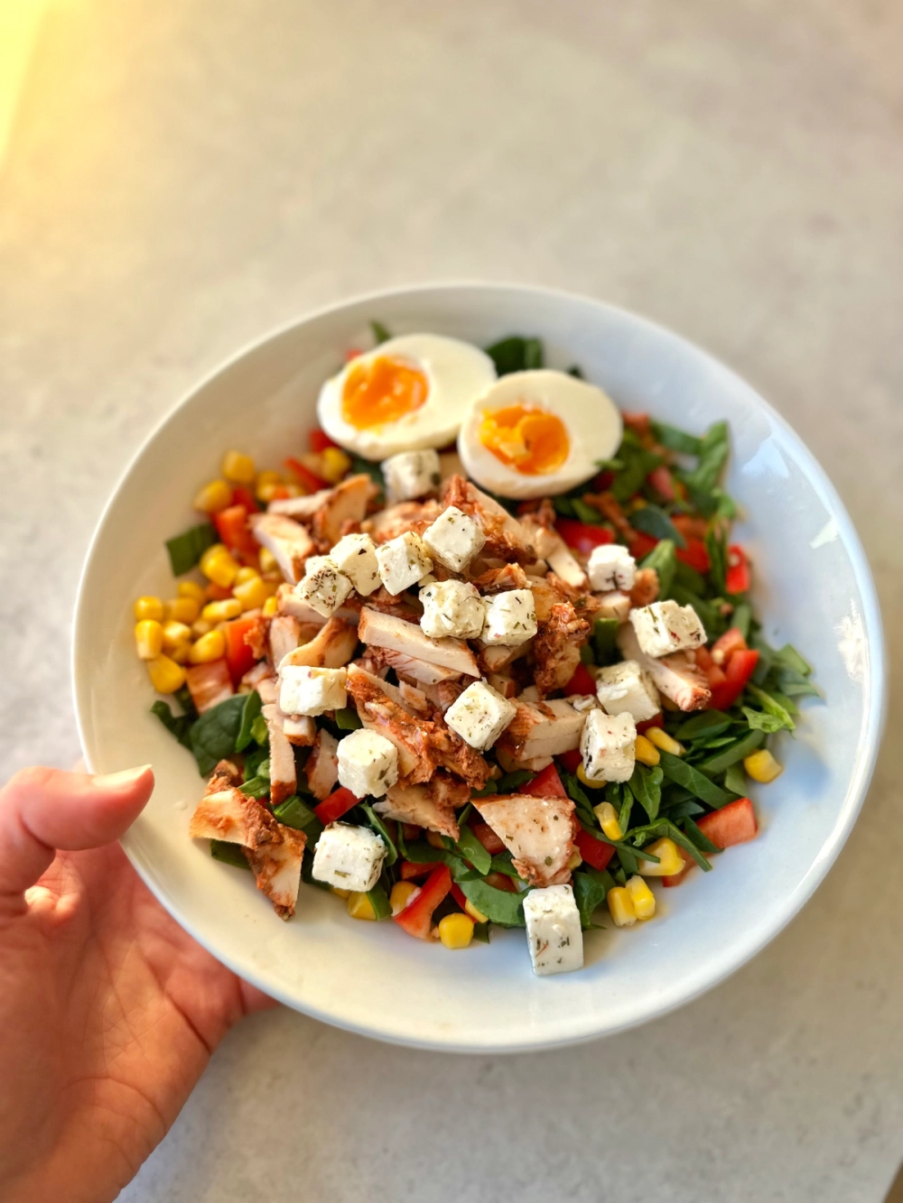 Salat med kylling, egg og fetaost 