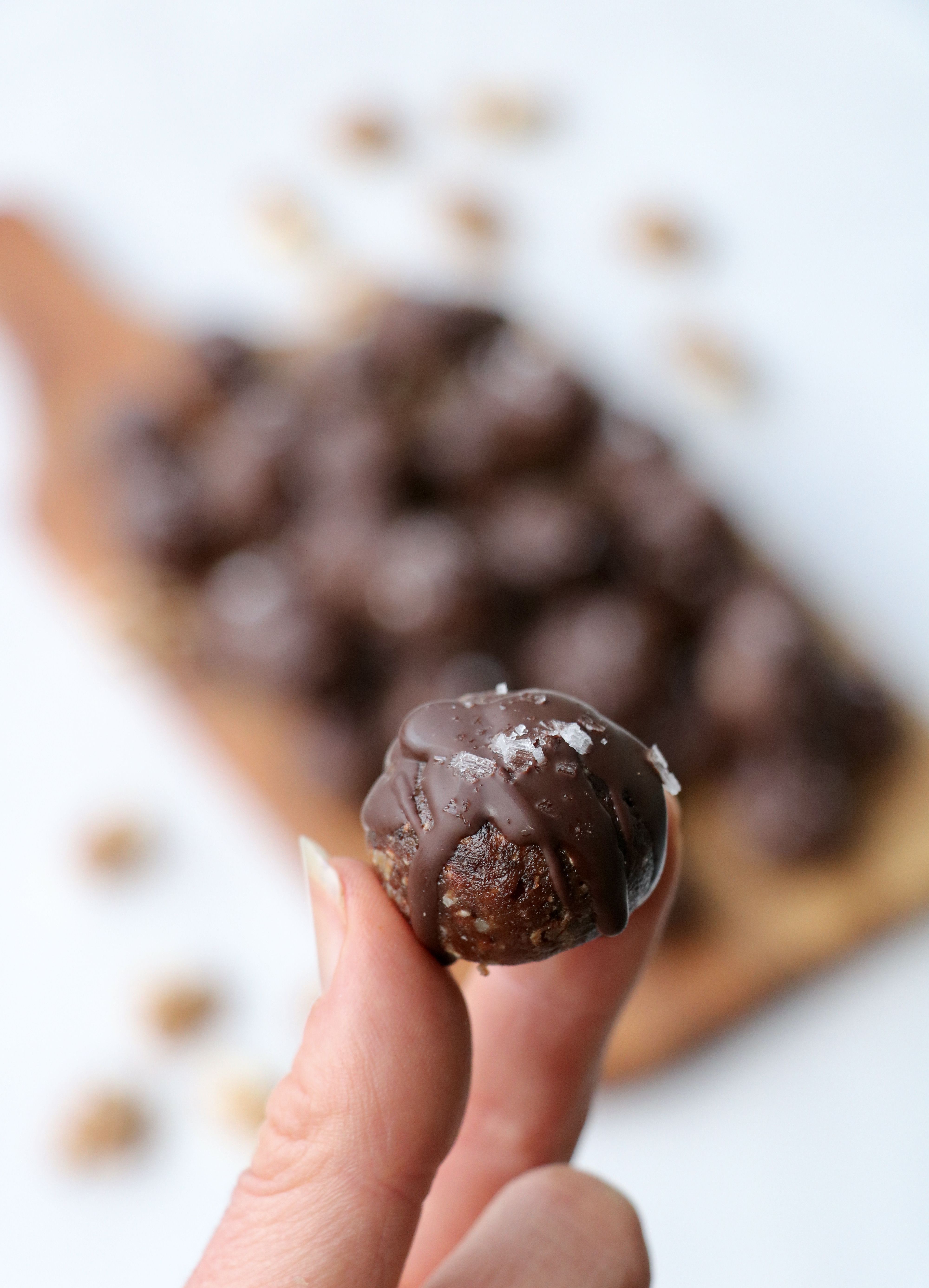 Søte, seige sjokoladekuler med havsalt – kun 5 ingredienser!