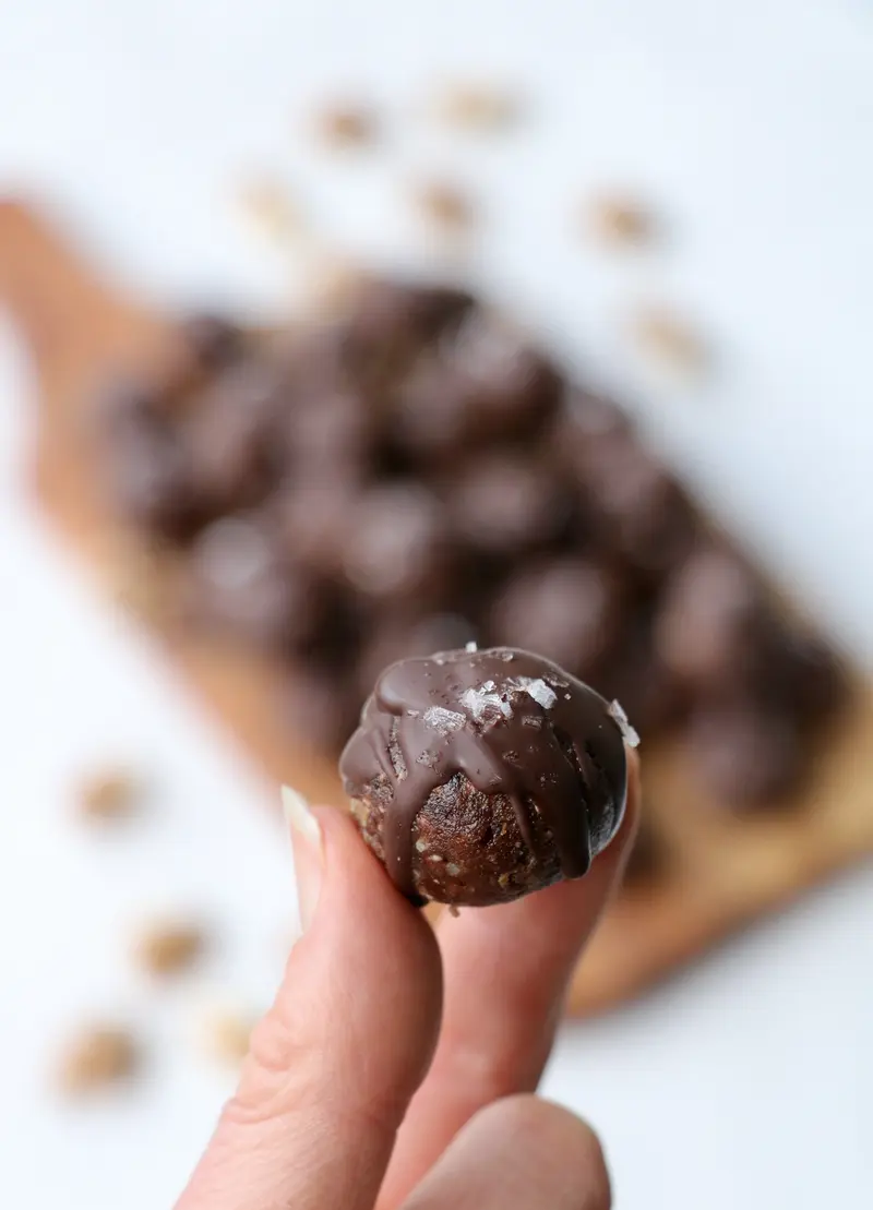Søte, seige sjokoladekuler med havsalt – kun 5 ingredienser!