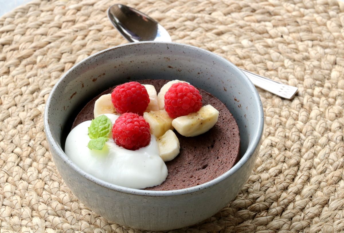 Sunn sjokolade-banankake i kopp