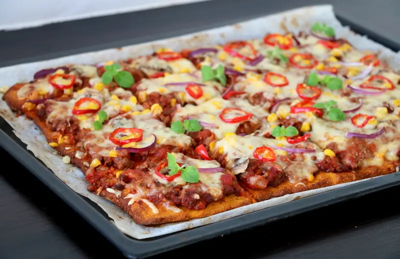 Slik lager du søtpotetpizza – med garantert vellykka og sprø søtpotetbunn!