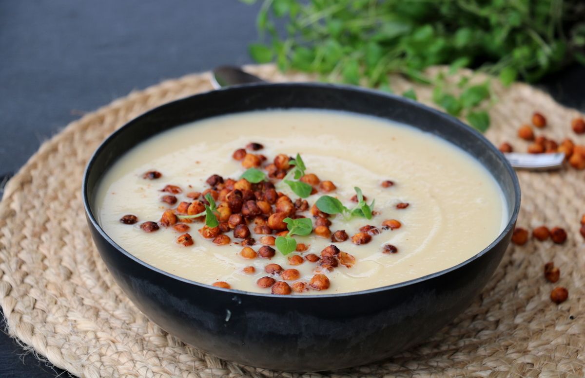 Sellerirot- og pastinakksuppe med rista, spicy kikerter