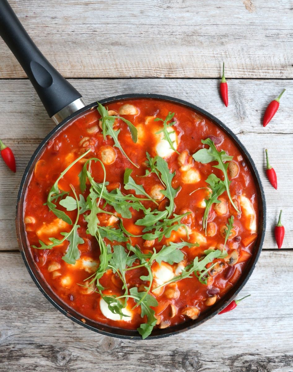 Tomatpanne med bønner og mozzarella