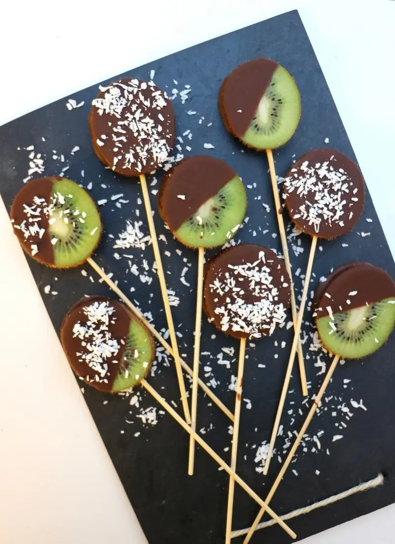 Kiwi på pinne med mørk sjokolade