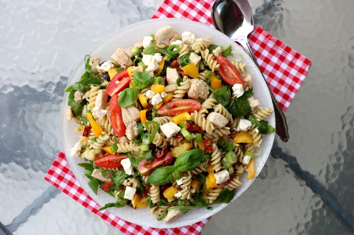 Kyllingsalat med pasta & pesto