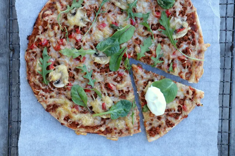 Vegetarpizza med mellomgrov, tynn pizzabunn
