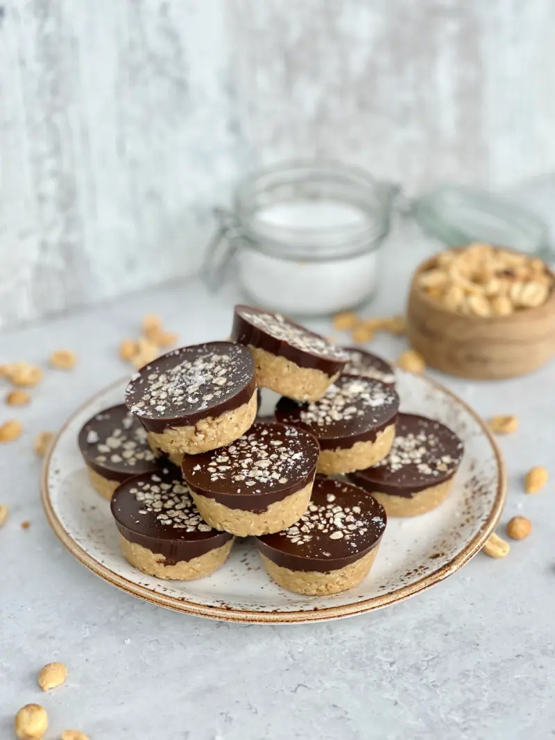 Havrecups med peanøttsmør & sjokoladetopping