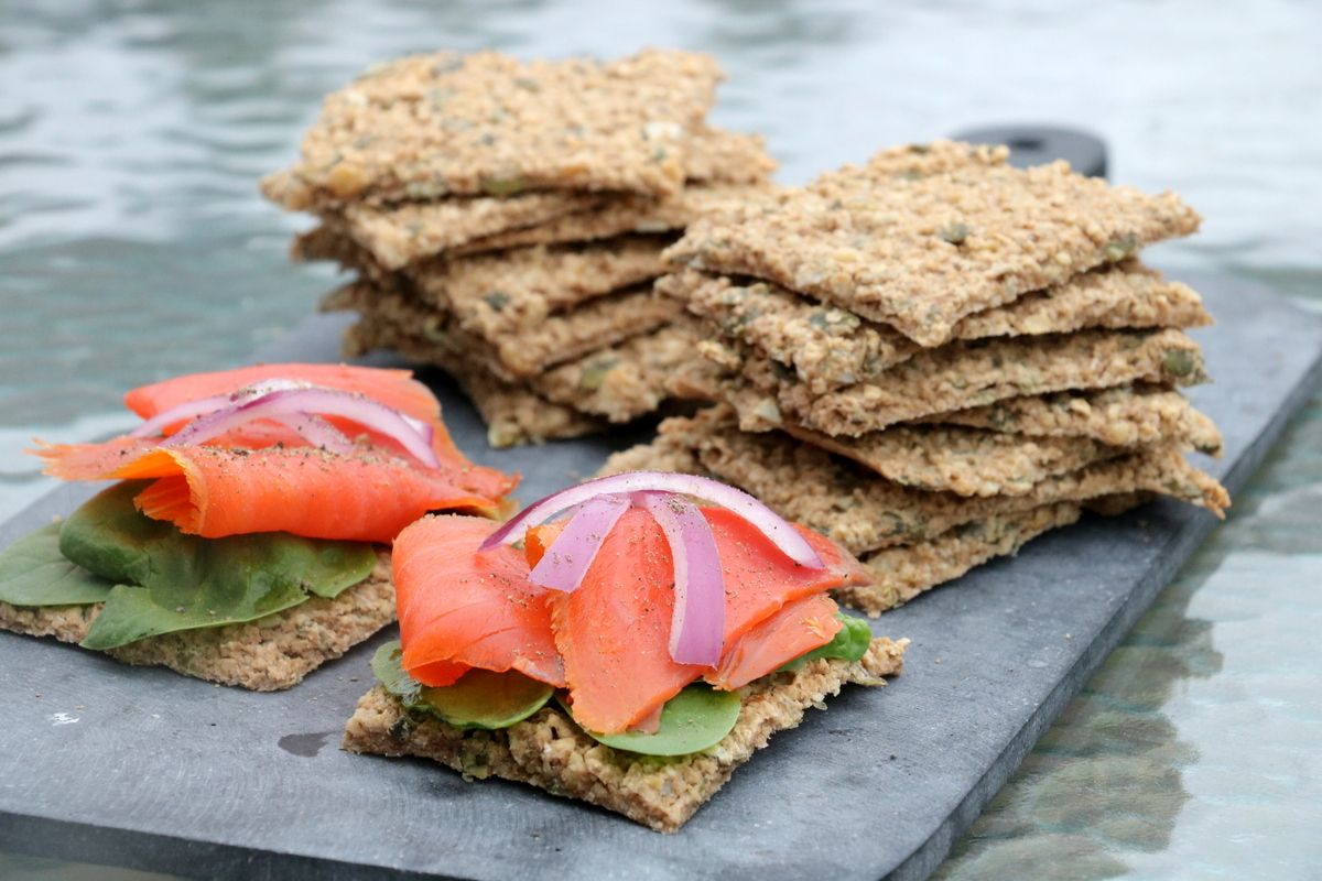 Sprø knekkebrød med havre, gresskarkjerner og valnøtter
