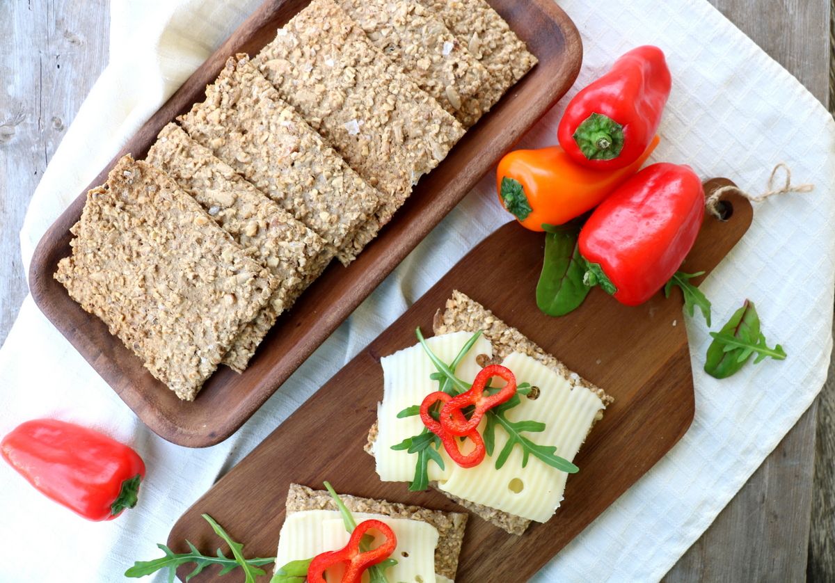 Sprø og supergode knekkebrød med havre og valnøtter