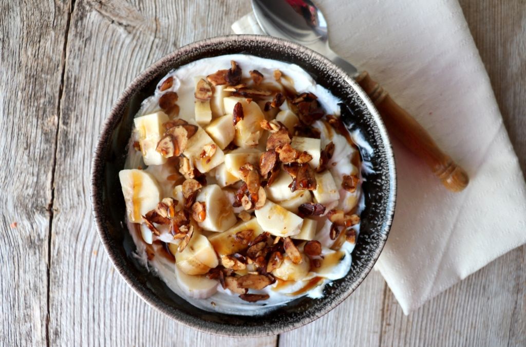 Frukostskål med sukkerfri, brente mandler