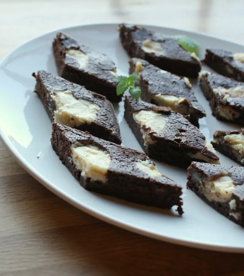 Sunn brownies med innbakt kvit sjokoladeglasur