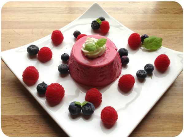 Sunn bringebær- panna cotta til søndagskaffien?