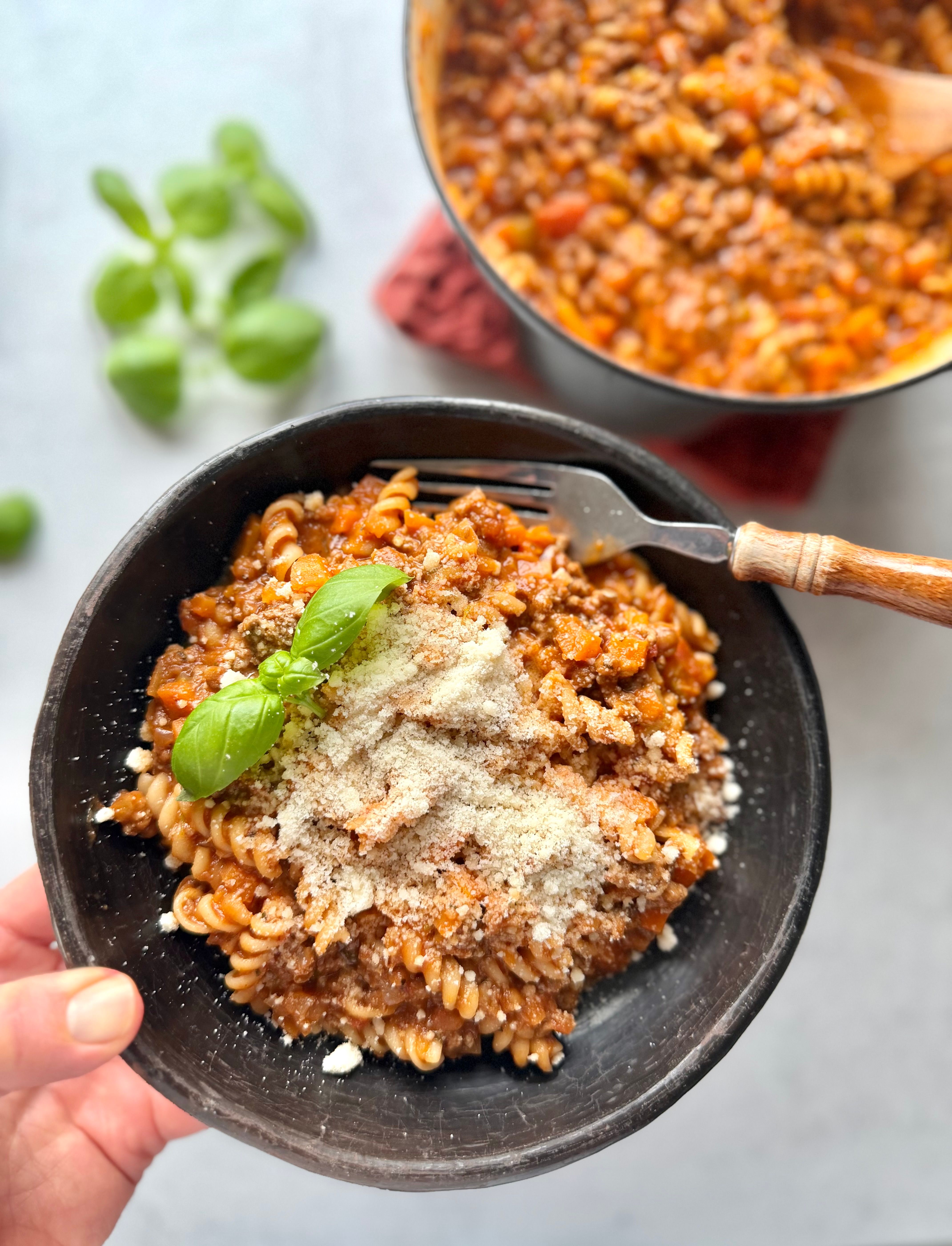 Alt-i-ett pasta bolognese gryte for heile familien!