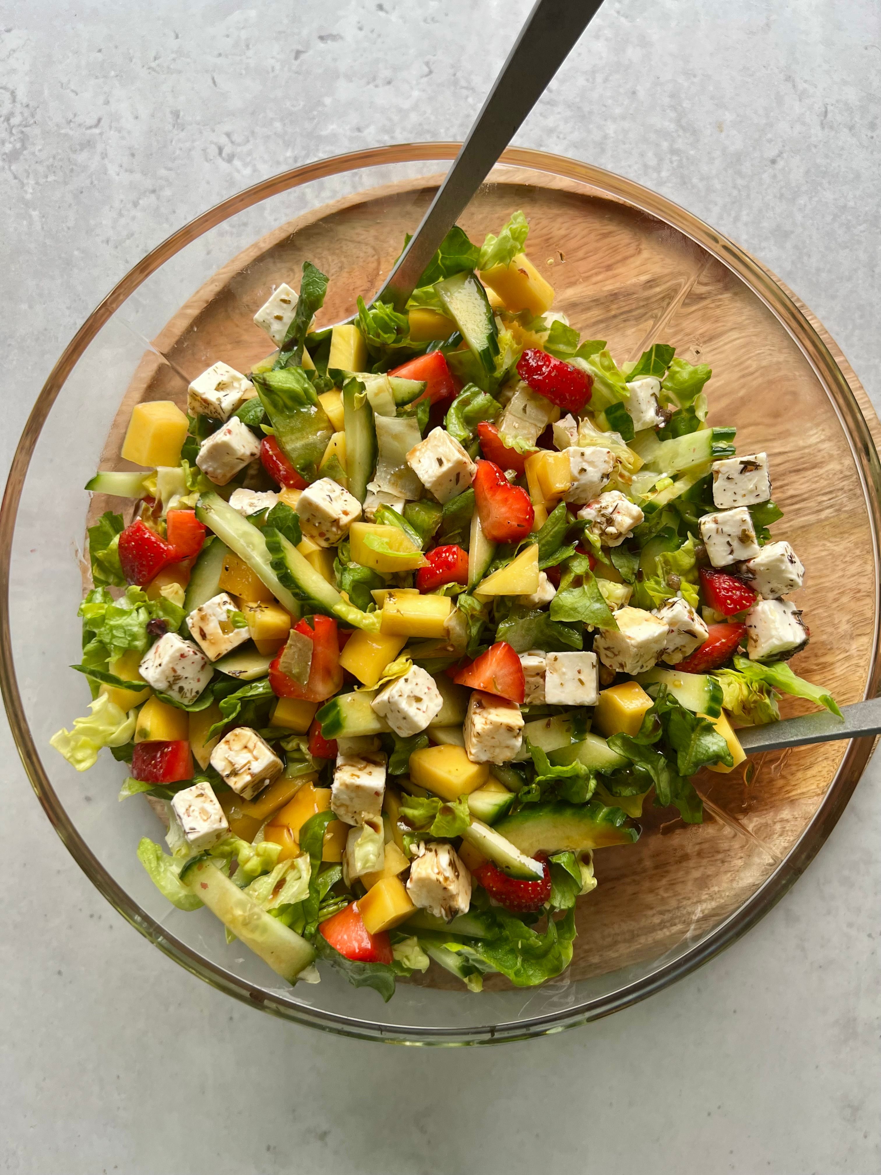 Sommerlig tilbehørsalat med mango, jordbær & fetaost