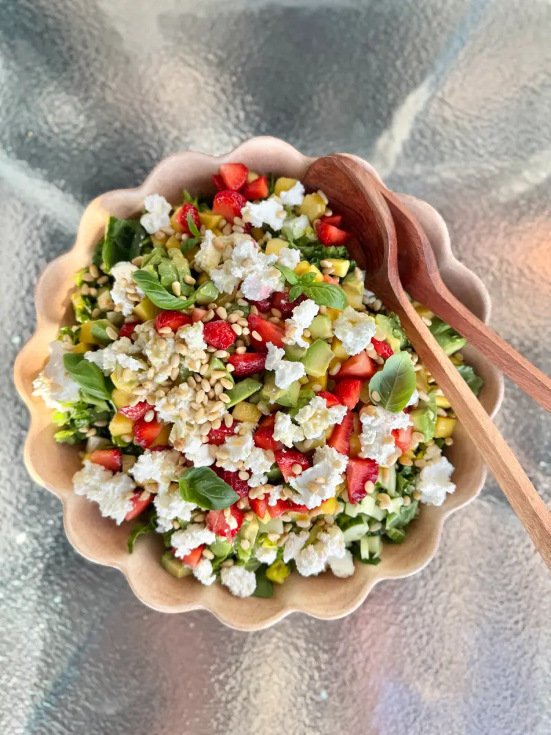 Frisk og nydelig sommersalat - perfekt til grillmat!