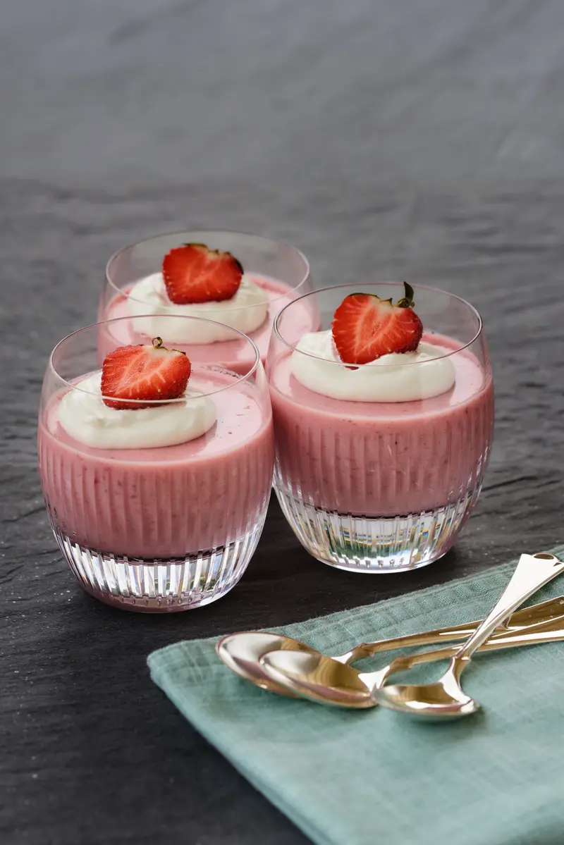 Sukkerfri yoghurt panna cotta med jordbær