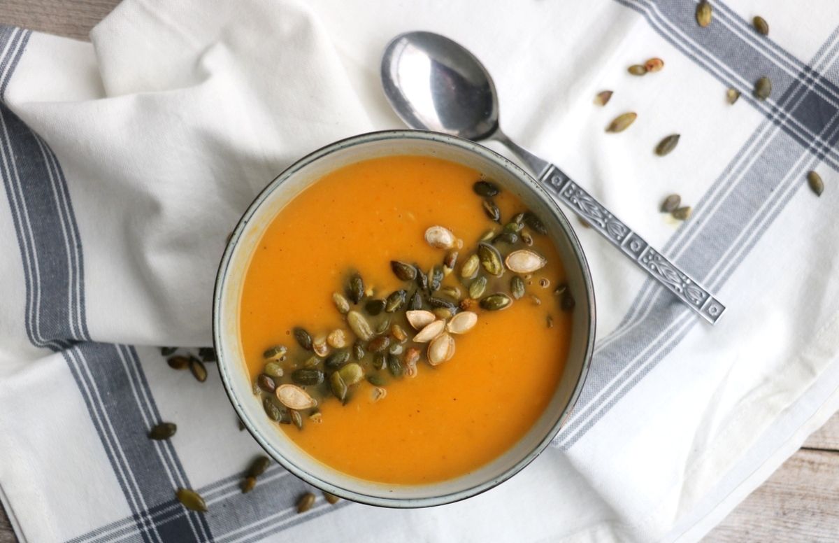 Gresskarsuppe med rista gresskarkjerner