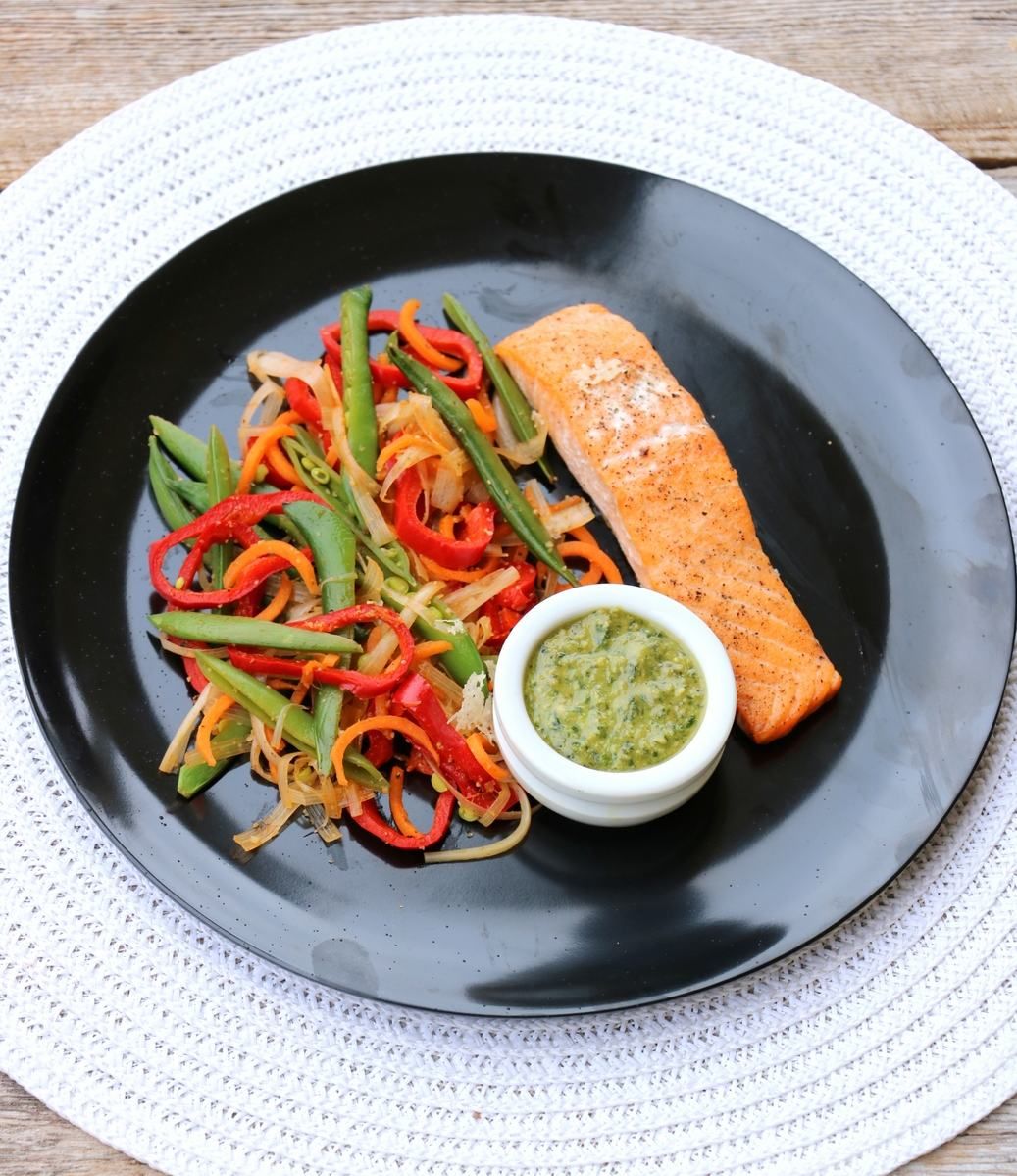 Laks med wokede grønnsaker og heimelaga pesto