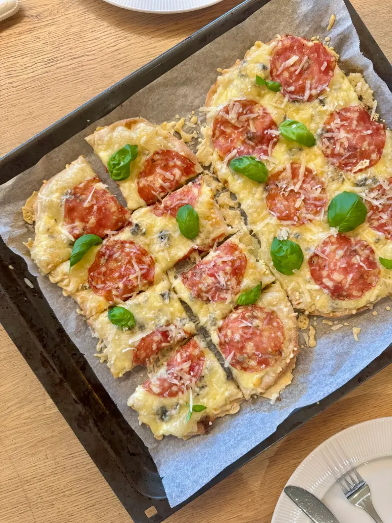 Kvit pinsapizza med blåmuggost & italiensk salami