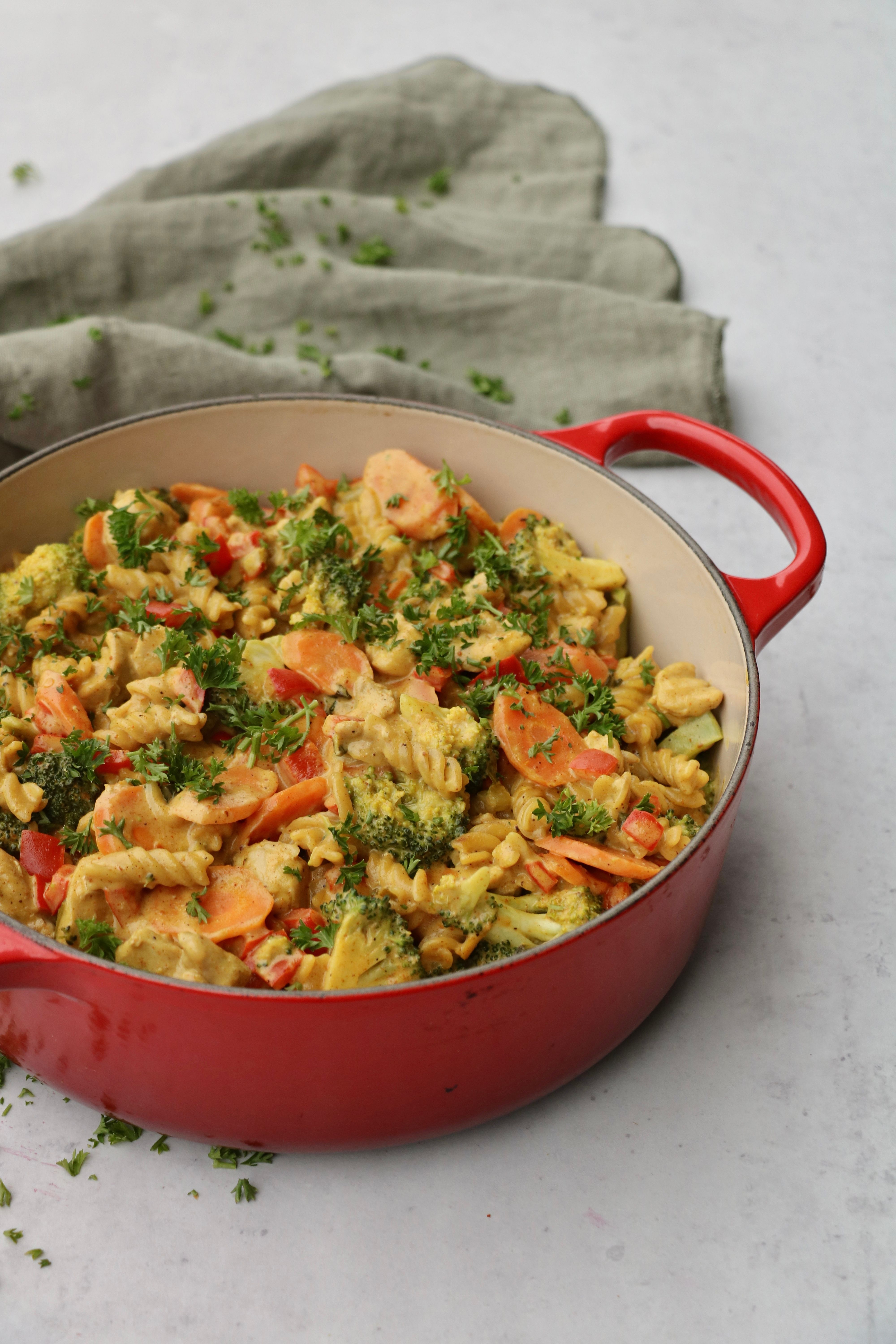 Alt-i-ett kyllinggryte i krema karrisaus