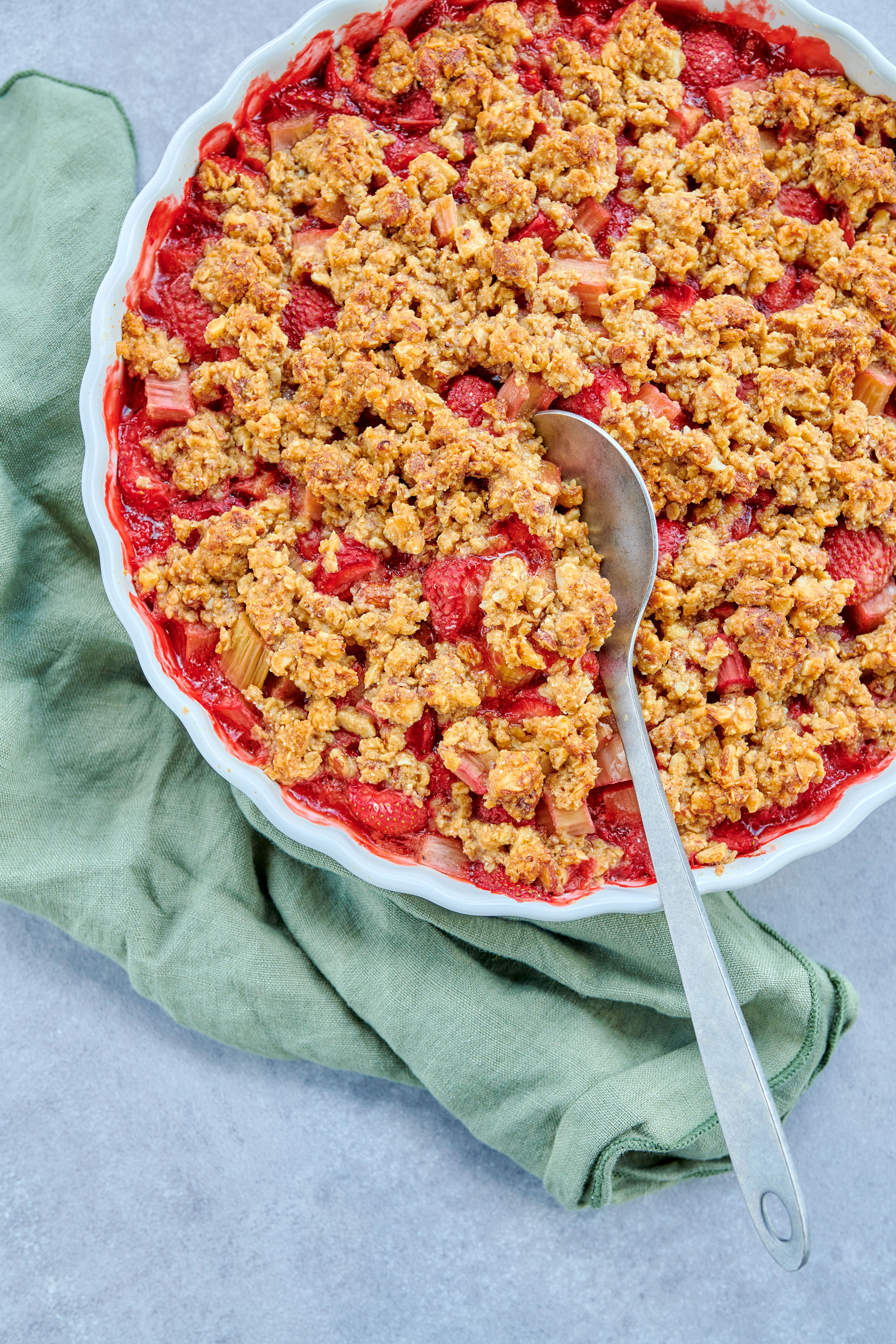 Nydelig, sukkerfri rabarbra- og jordbær smuldrepai