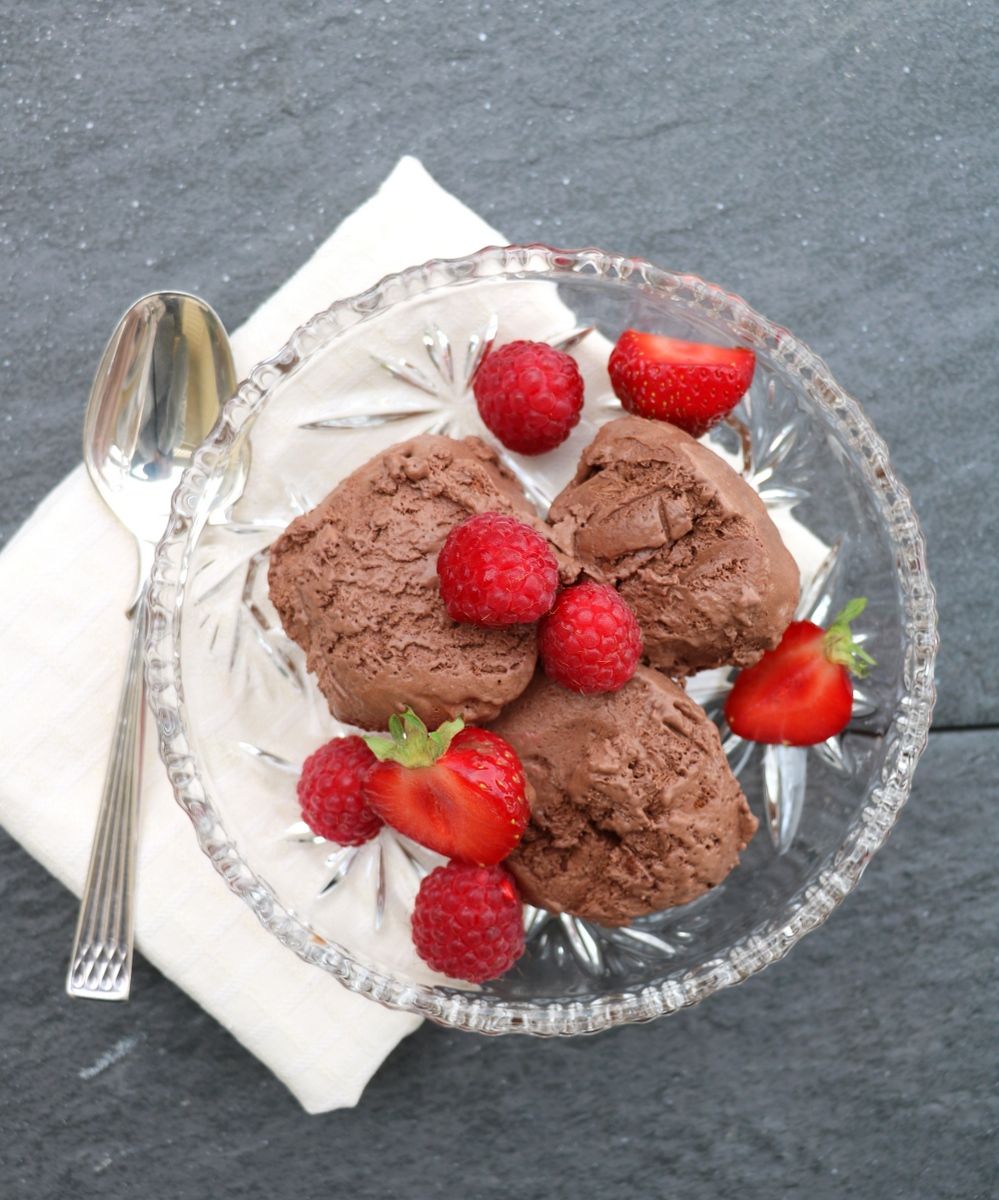 Enkel, krema sjokoladeis uten sukker