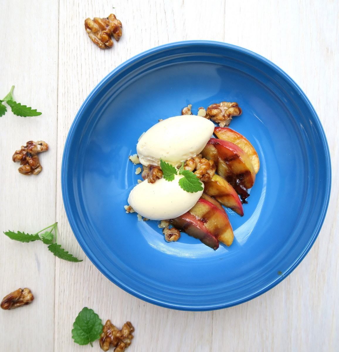 Varme nektariner med karamelliserte valnøtter