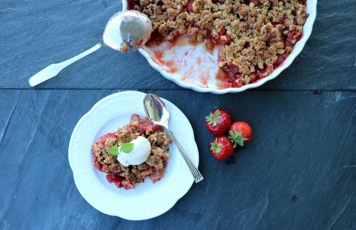 Sukkerfri rabarbra- og jordbærsmuldrepai