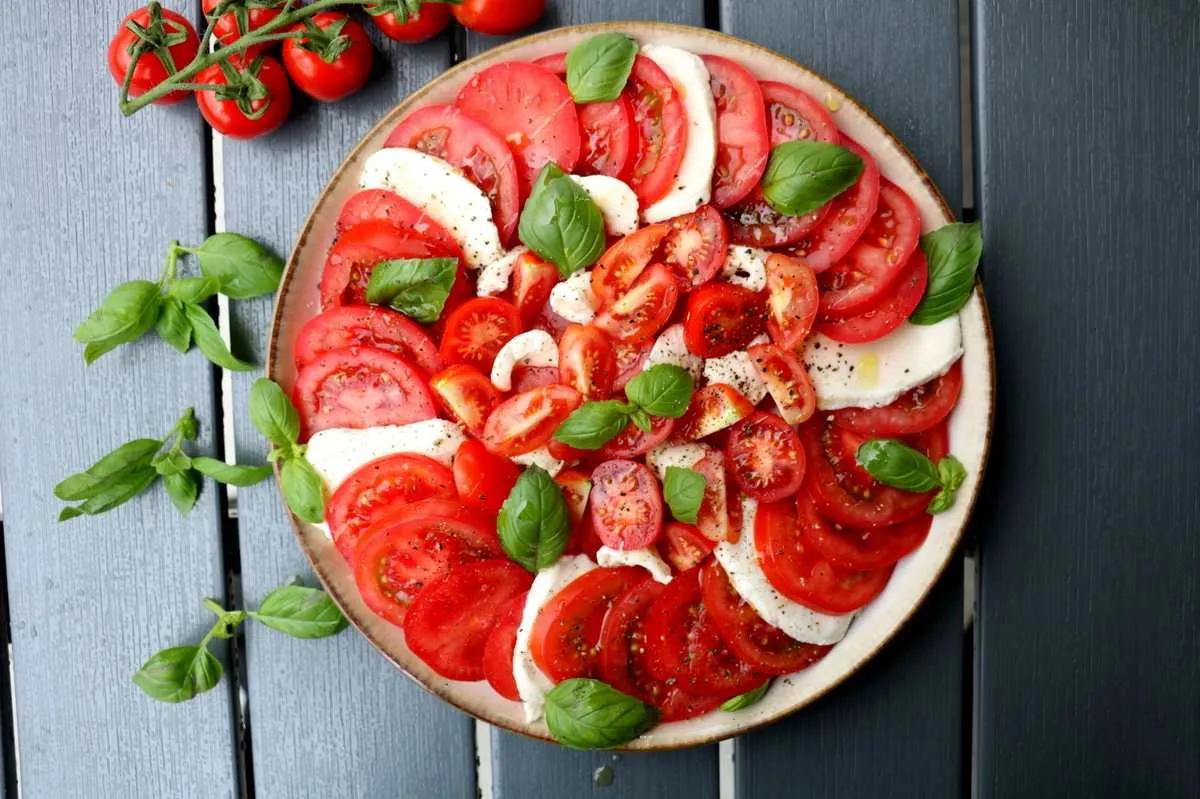 Tomat- og mozzarellasalat