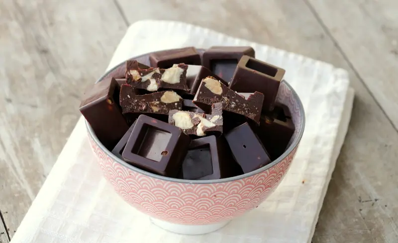 Heimelaga, rå sjokolade med karamelliserte nøtter