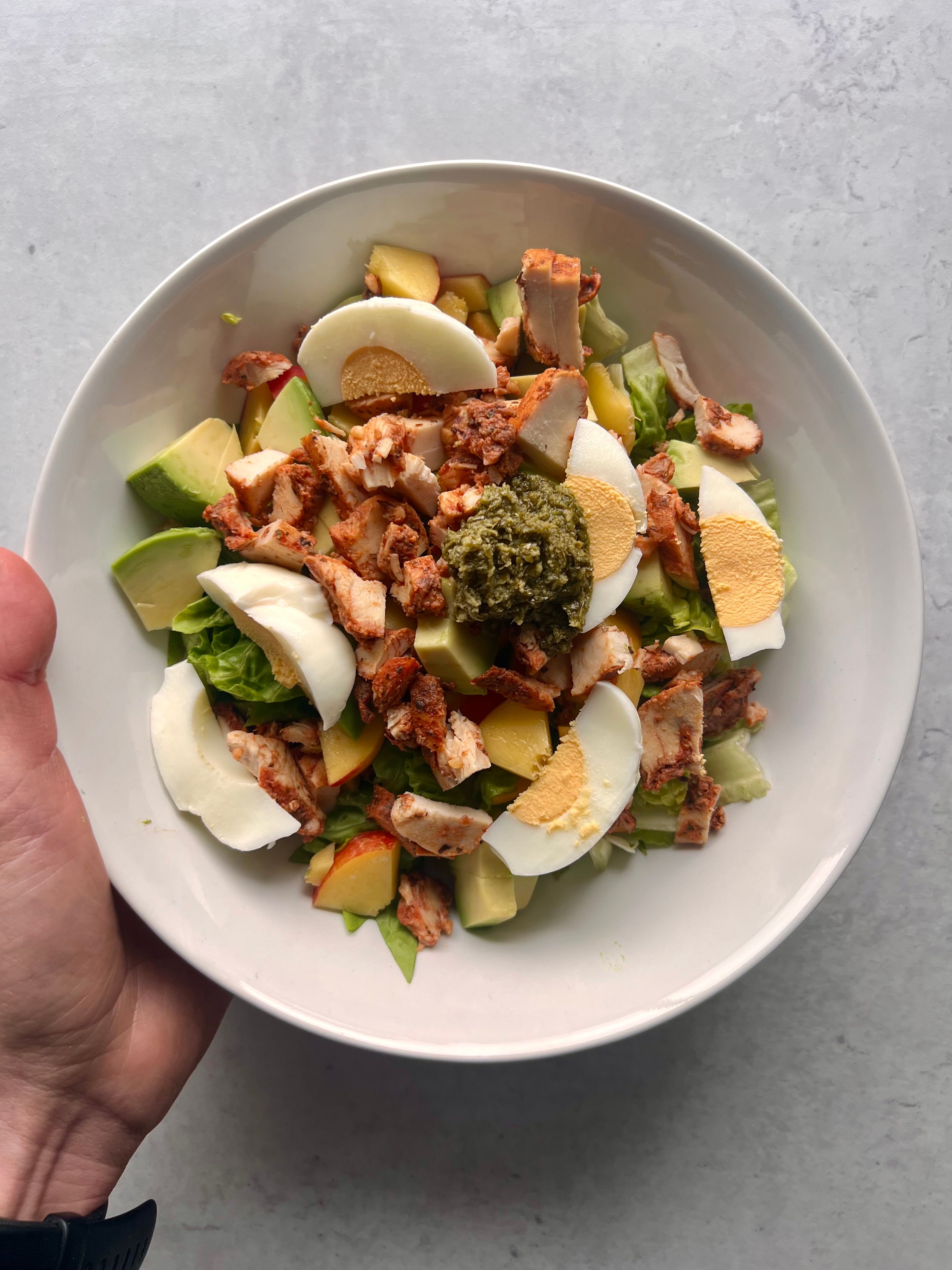 Lunsjsalat med egg, kylling og pesto 