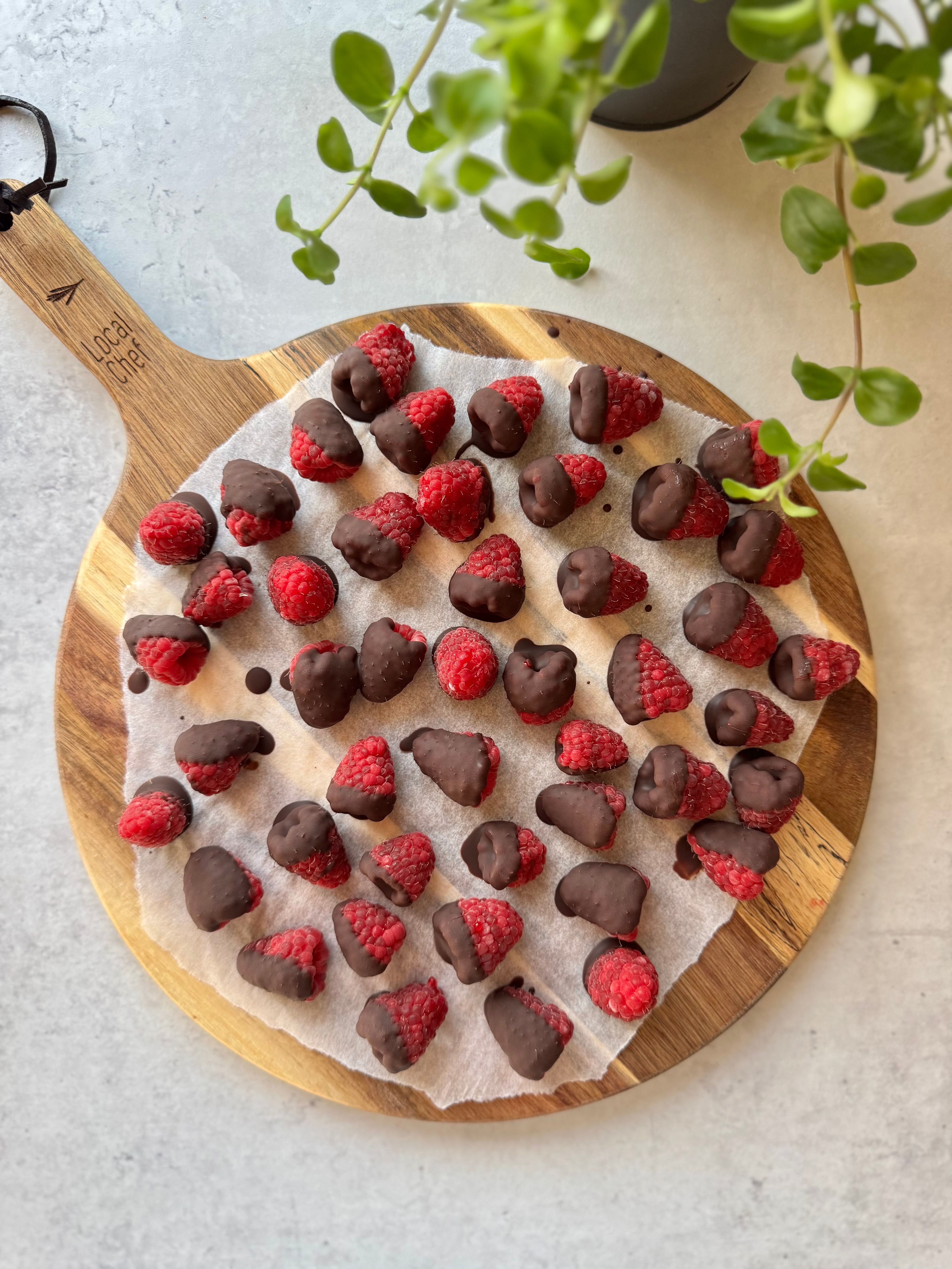 Supersnacks: bringebær med mørk sjokolade!