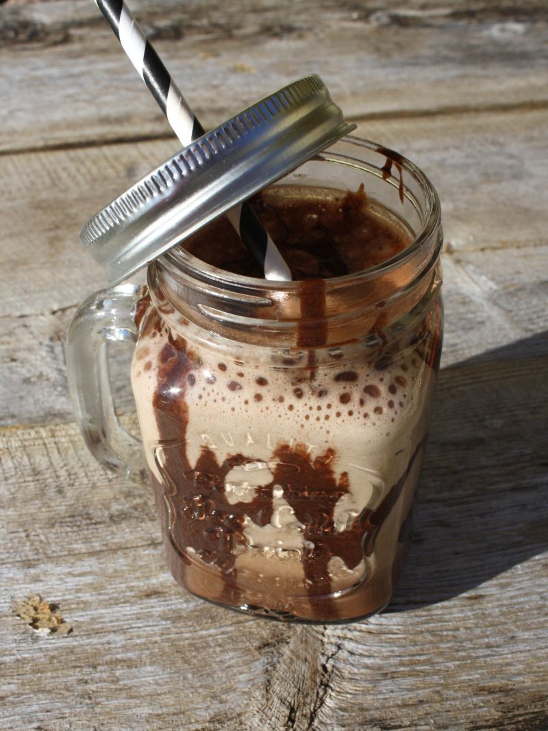 Sukkerfri iskaffi med sjokoladesaus