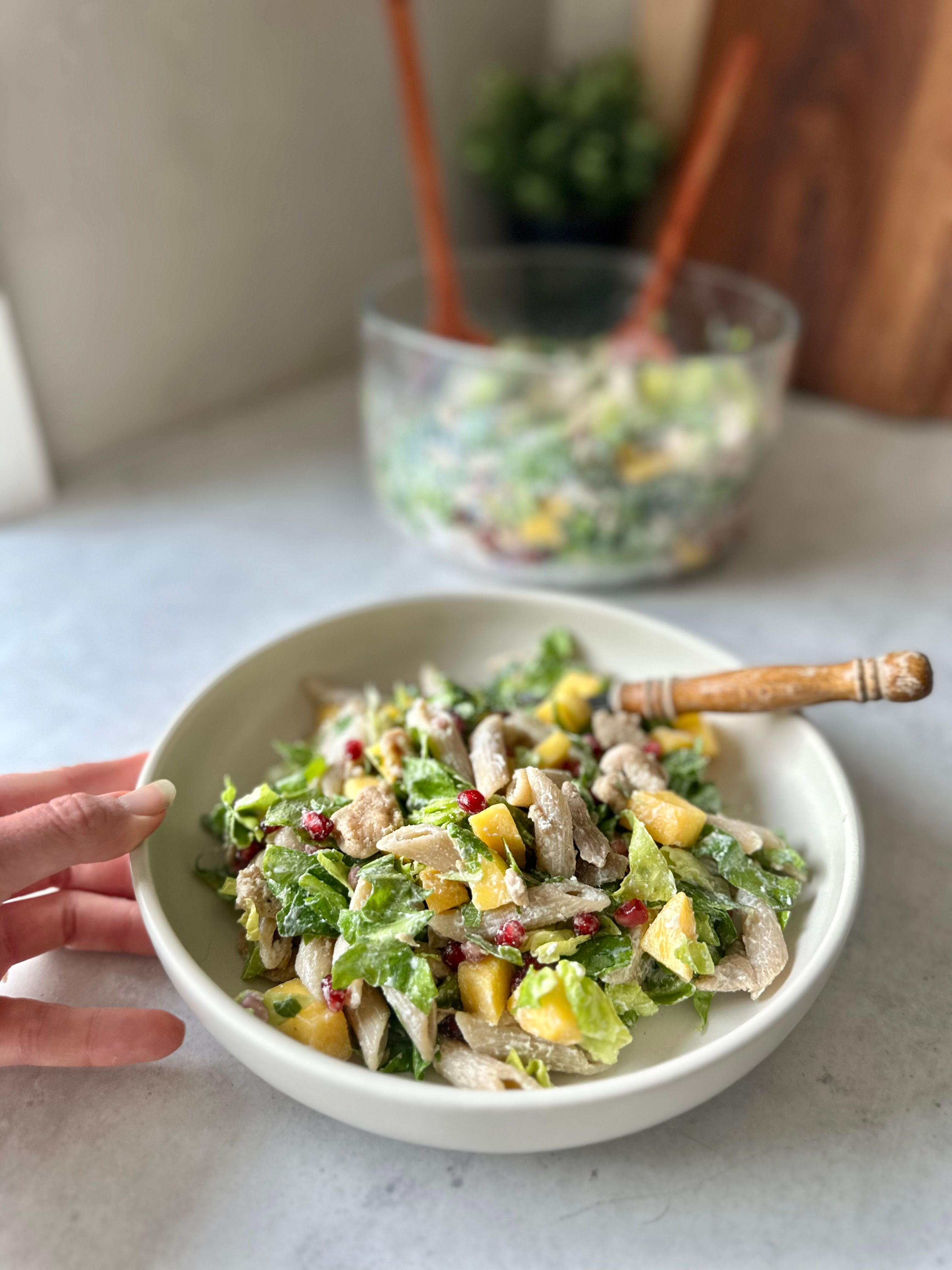 Fetapastasalat med kylling, mango & granateple