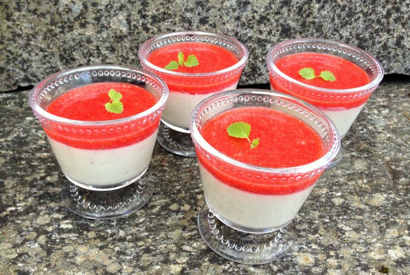 Sukkerfri lime panna cotta med jordbærsaus