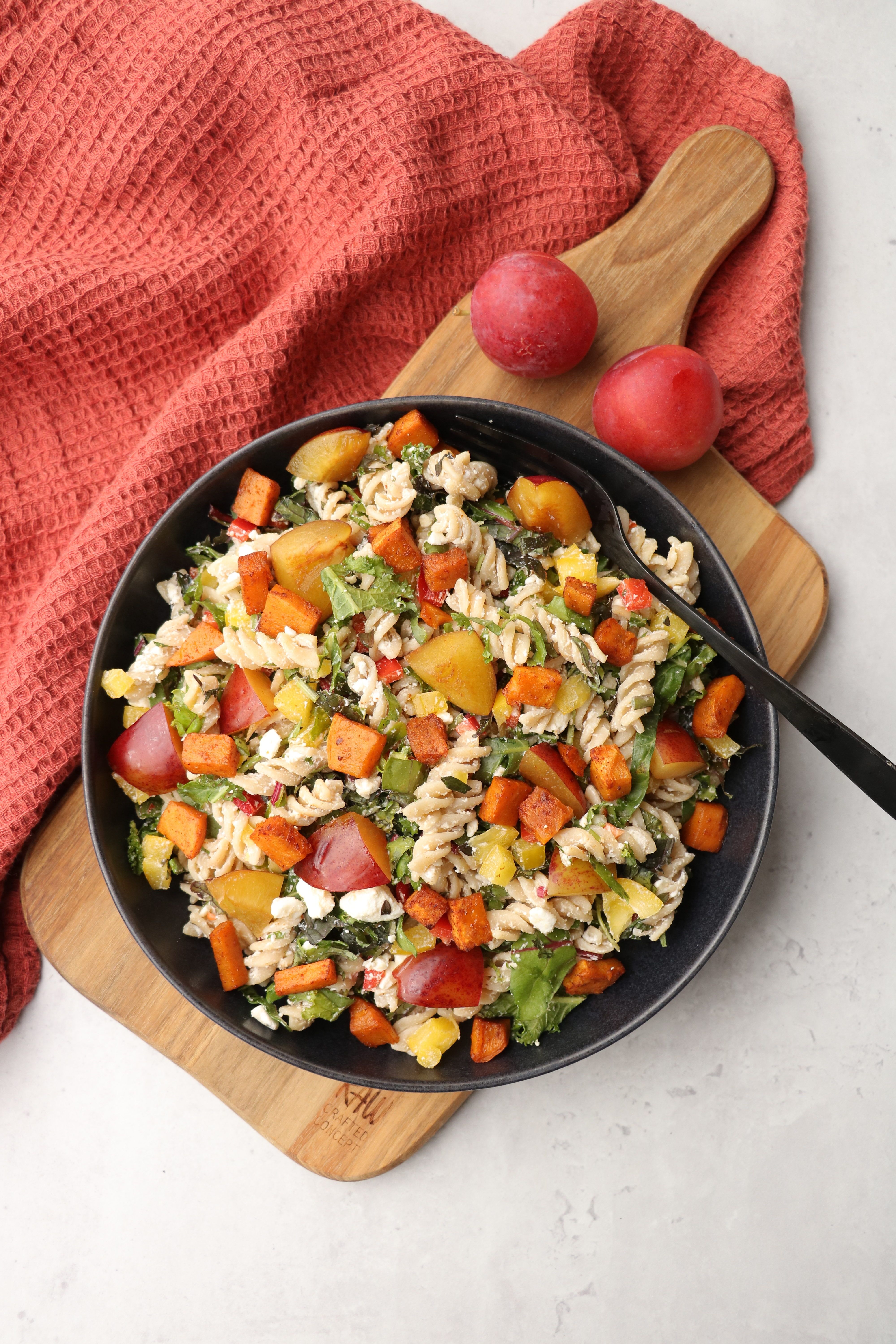 Feta-pastasalat med søtpotet & plommer